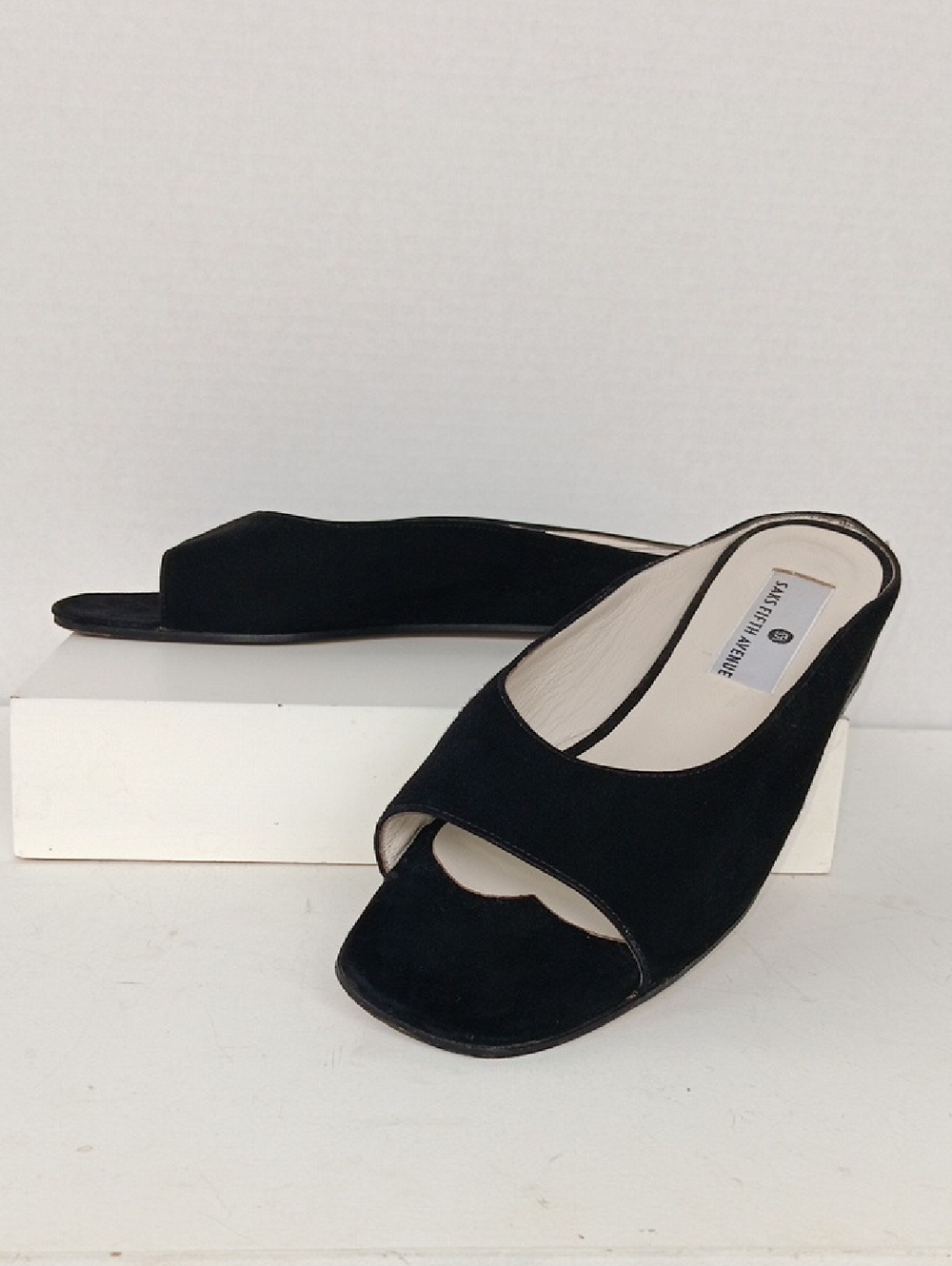 Saks Fifth Avenue Black Suede Peep-Toe Slide Mule Made In Italy Sìze 8B